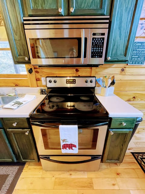 Fully stocked: pots/pans/baking sheets/toaster/blender + EVERYTHING you'll need!