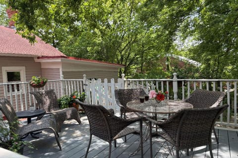 Private roof-top patio entrance to Treetop Cottage