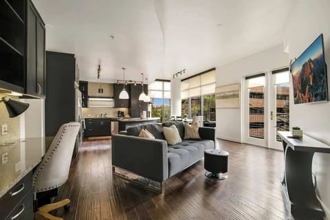 Sunlit space with chic decor, perfect for relaxation or entertaining friends!