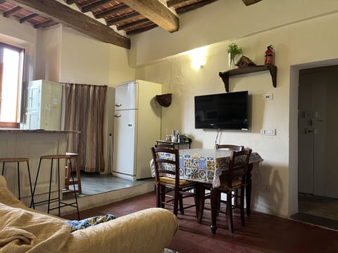 Secure door entry, dining and tv with cable