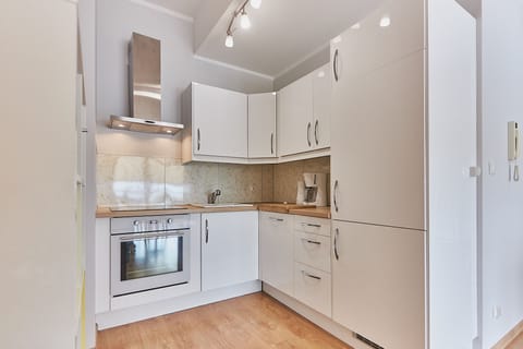 City Apartment | Private kitchen | Fridge, oven, stovetop, coffee/tea maker