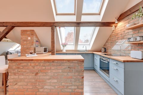 Deluxe Apartment | Private kitchen | Microwave, oven, stovetop, dishwasher