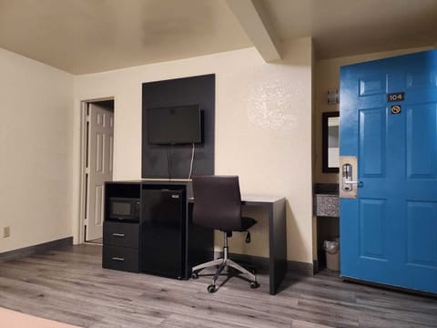 Desk, soundproofing, free WiFi, bed sheets