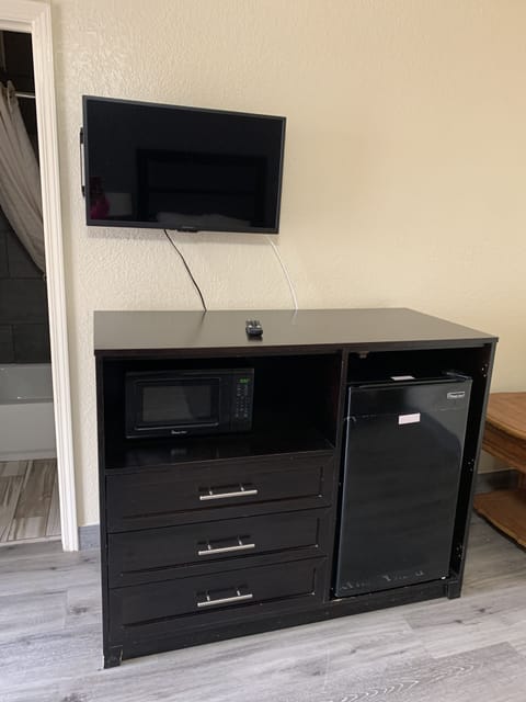 Combined shower/tub, bathrobes, towels