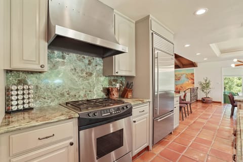 two ovens, stove, 2 refers, etc