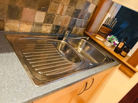 Apartment, 1 Bedroom, Fireplace, Garden View | Private kitchen | Microwave, coffee/tea maker, electric kettle, dining tables