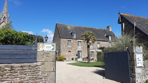View of Le Manoir in the courtyard