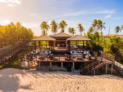 2 bars/lounges