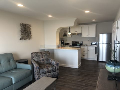 King Suite Kitchenette w/ Deck 1st Floor | Private kitchenette | Microwave, coffee/tea maker