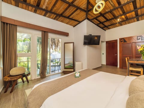Premier Studio Suite | Hypo-allergenic bedding, desk, soundproofing, free WiFi