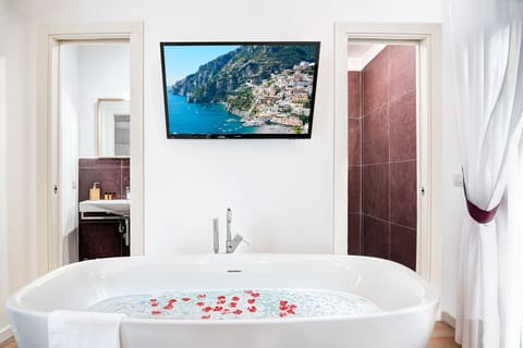 sorrento-golden-apartment-sorrento-apartment-bathroom