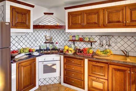 la-villa-dell-olio-massa-lubrense-villa-kitchen