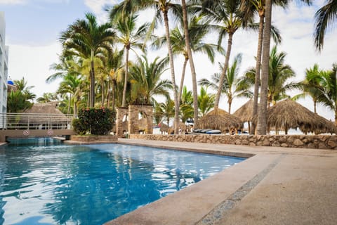 4 outdoor pools