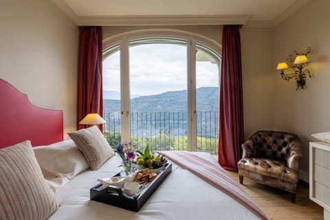 Deluxe Suite, 1 Bedroom, Kitchenette (with Spa access) | Premium bedding, down comforters, in-room safe, desk