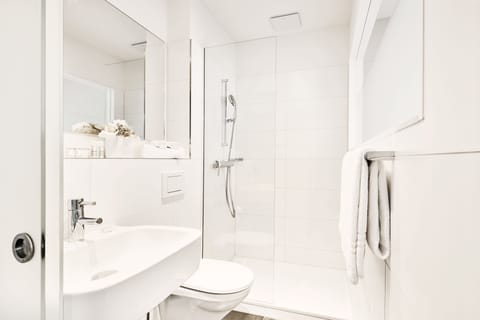 Double Room | Bathroom | Shower, free toiletries, hair dryer, towels