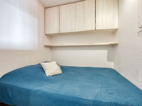 Property, Furniture, Comfort, Azure, Wood, Rectangle, Mirror, Interior Design, Lighting, Pillow