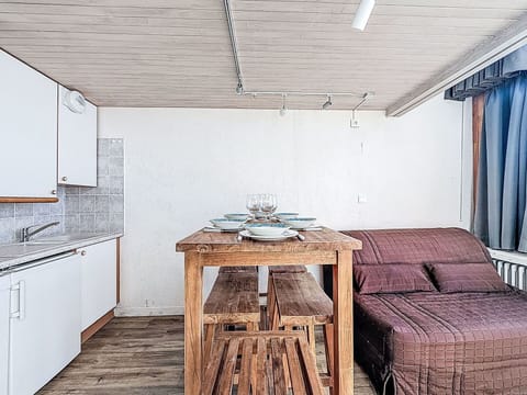 Wood, Furniture, Flooring, Ceiling, Floor, Interior Design, Room, Apartment, Hardwood, Wood Stain