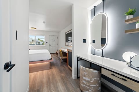 Standard Room, 1 King Bed | Desk, laptop workspace, iron/ironing board, free WiFi