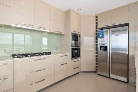 Modern well equipped kitchen(10)