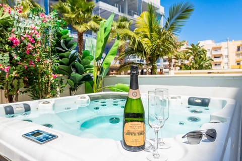Outdoor spa tub