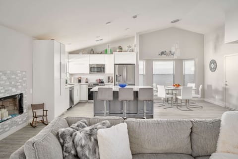This open floor plan offers the perfect opportunity to entertain and be together.