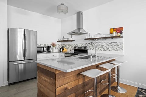 Fully equipped kitchSpacious dining seating!en with additional seating on the island!