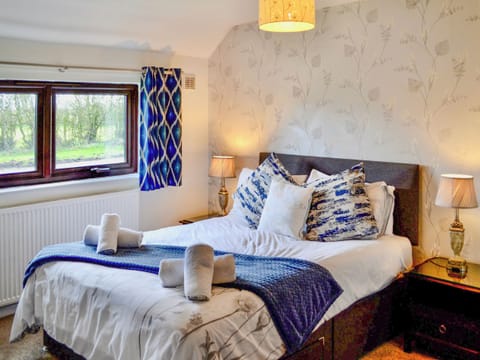 En-Suite Bedroom | Angerton Cottage, Carlisle