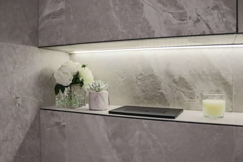 Combined shower/tub, free toiletries, hair dryer, towels