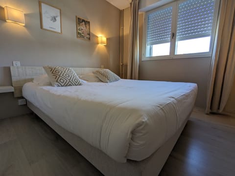 Memory foam beds, desk, laptop workspace, free WiFi