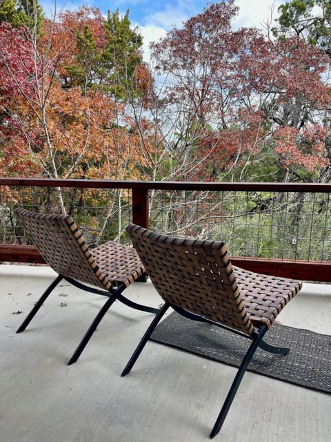 Peaceful Porch Vibes with beautiful and cozy forest canyon views. Perfect for bird watching.
