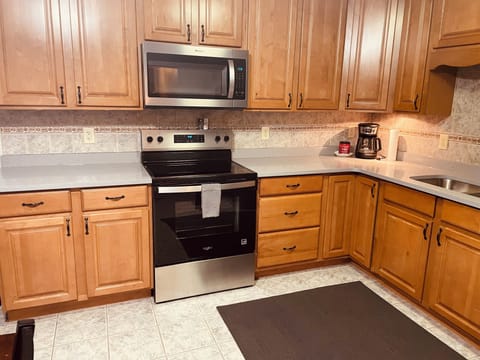 Deluxe Suite | Private kitchen | Mini-fridge, microwave