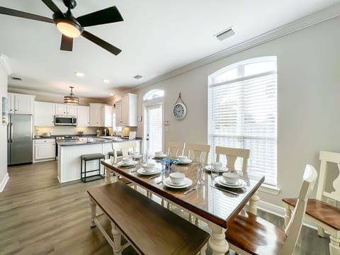 Plenty of seating for meals or games at the dining table and kitchen counter