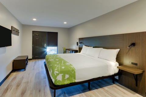 Desk, blackout drapes, free WiFi, bed sheets