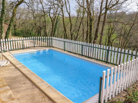 Water, Plant, Property, Swimming Pool, Tree, Fence, Body Of Water, Sky, Rectangle, Shade