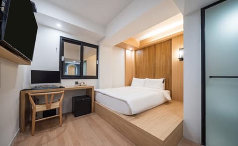 Premium bedding, in-room safe, desk, soundproofing