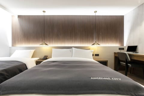 Premier Twin Room | Premium bedding, down comforters, in-room safe, individually decorated