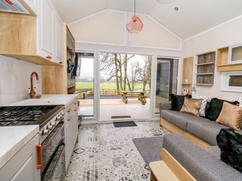 Cottage | Private kitchen | Fridge, microwave, electric kettle, toaster