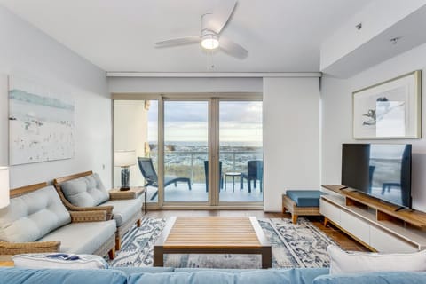 1Beach Club 104A - Living room