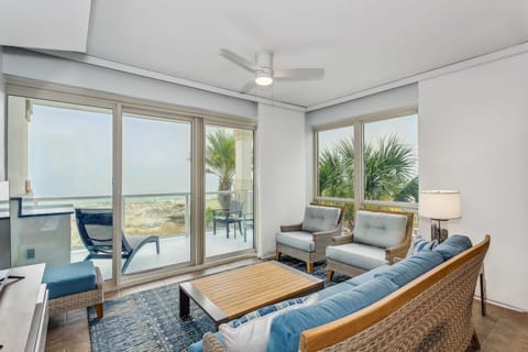 Beach Club 206B  - Living room