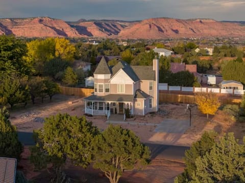 Kanab Paradise House and mountains in background.