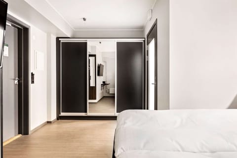 Standard Room, 2 Twin Beds, Non Smoking, No Windows | Room amenity