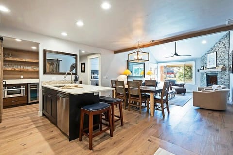 The open-concept layout of this space highlights its tasteful design and makes for easy transitions from the kitchen to the dining area to the living room, allowing you to stay connected no matter what.