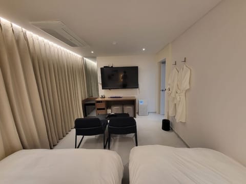 Premier Twin Room | Individually decorated, individually furnished, free WiFi