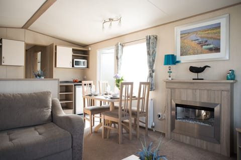 Lovely light dining/lounge area