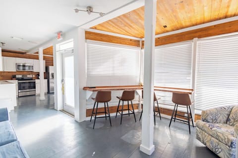 Bar seating for 8 guest