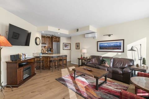 This intimate one-bedroom condo is centrally placed on Main Street in the Grand Galleria building, you can’t beat the great location!
