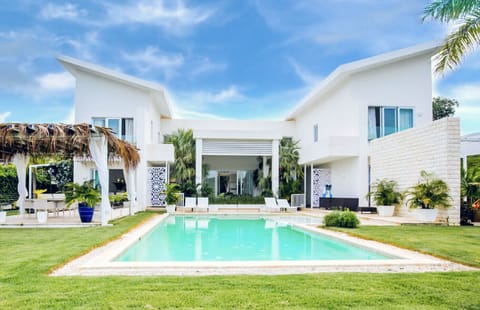 Hacienda 51: Serene lakefront & golf view villa w/ staff & golf cart
