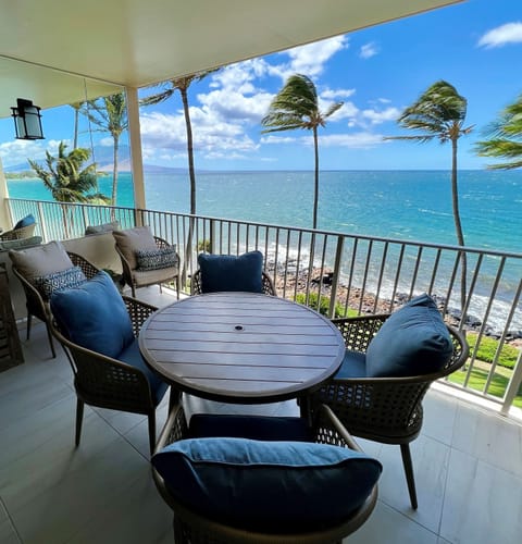 Lanai for outdoor dining and with perfect view for turtle or whale watching.