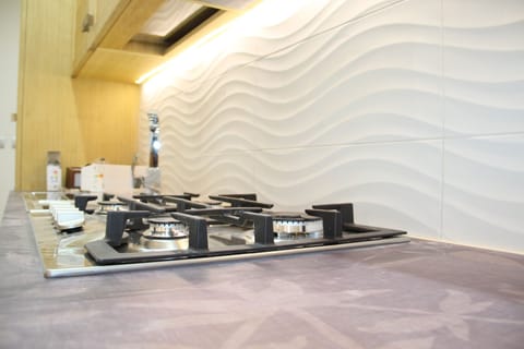 Full-size fridge, microwave, oven, stovetop