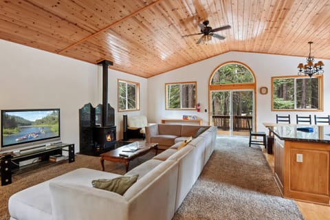 House, Multiple Beds, Patio, Mountain View (Truckee Pines Retreat) | Living area | 50-inch flat-screen TV with digital channels, fireplace